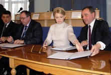 Підписання угоди між Кабінетом Міністрів України і обласною державної адміністрацією, обласною і міською радою