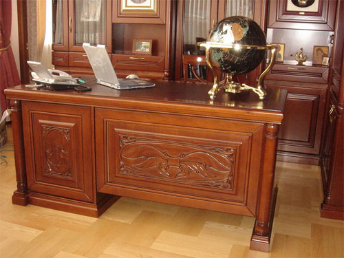 В личном кабинете, как правило, мебель из дорогих сортов дерева