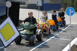 На Вінниччині вихованцям школи-інтернату подарували майданчик для вивчення правил дорожнього руху