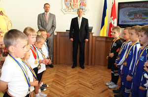 Напередодні Дня фізичної культури та спорту вінницьких спортсменів та тренерів привітали представники міської влади