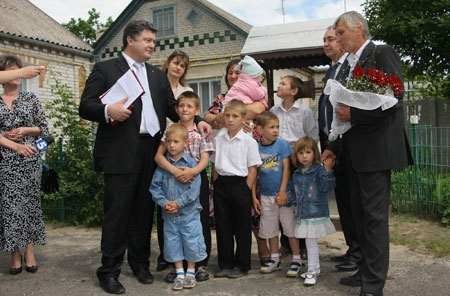 Петро Порошенко подарував ще одній багатодітній родині хату