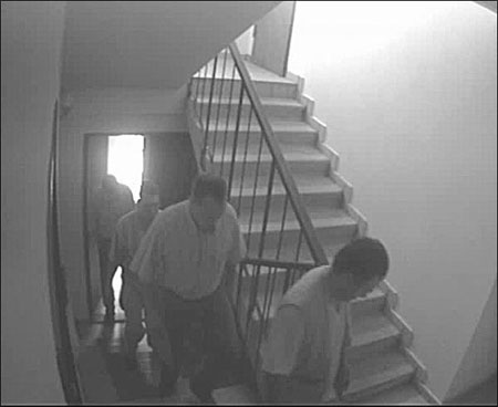 Юрій веде злочинців до своєї квартири на першому поверсі. 