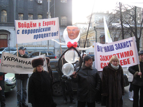 Десять вінничан пікетували посольство Франції у Києві