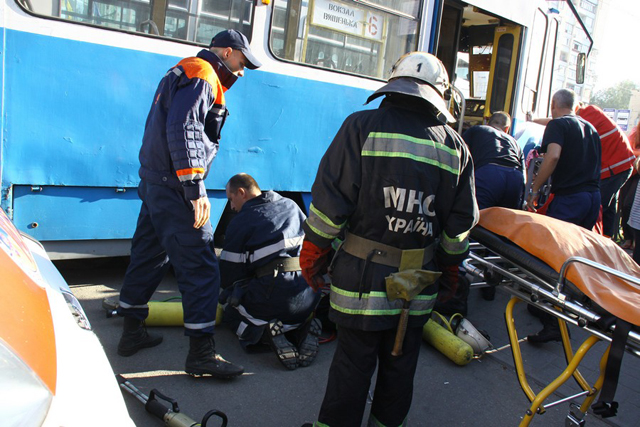 Вінниця: рятувальники дістали з-під трамваю людину