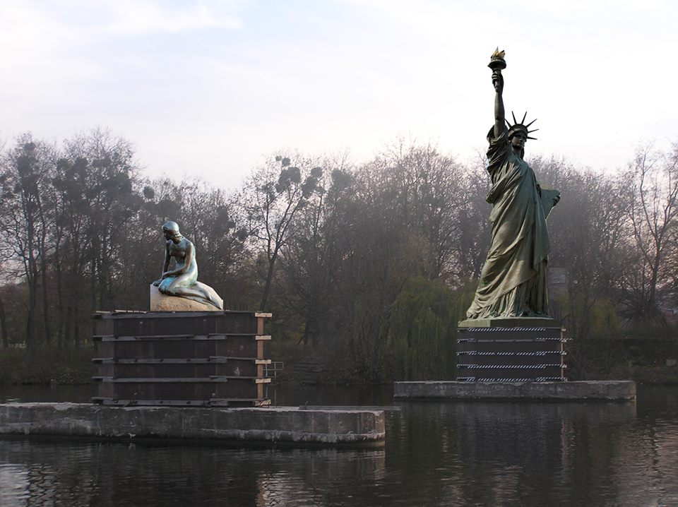 У Парижі дві статуї Свободи. А за Русалочку ще потрібно платити авторські гонорари родичам скульптора