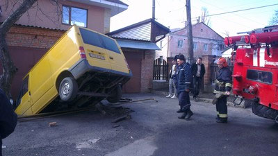 У Вінниці вантажний автомобіль «FORD» провалився під землю