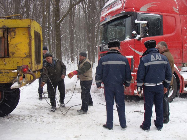 вантажівки застрягають у снігових заметах