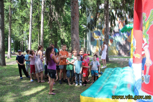 Вінницькі діти знайомляться з губернатором області. Іван Мовчан відвідав "Маяк"