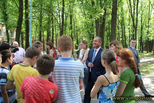 Вінницькі діти знайомляться з губернатором області. Іван Мовчан відвідав "Маяк"