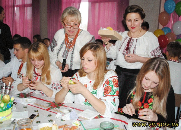 У місті Бар, що на Вінниччині встановлено рекорд України з наймасовішого писанкарства 