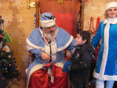 Дітки отримали подарунки у Резиденції Діда Мороза завдяки акції "День світлих вчинків"