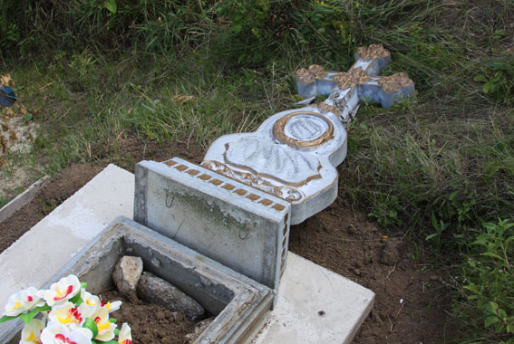 Шукаючи цукерки на кладовищі діти потрощили 29 надгробків