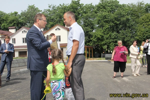 Віце-прем’єр-міністр України у Вінниці. Олександр Вілкул  вручив  свідоцтва на доступне житло 24 родинам