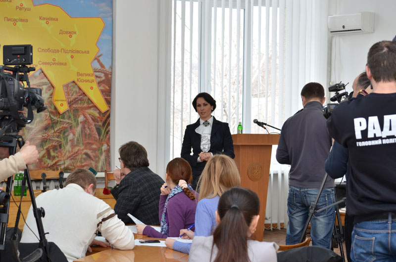 Оксана Калетник на прес-конференції у Ямполі
