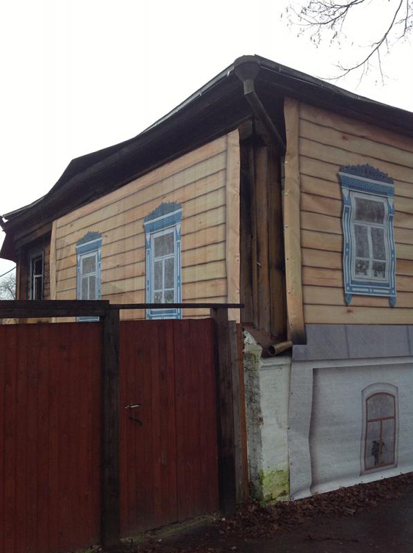 У м. Суздаль перед приїздом Путіна старі будинки завісили банерами