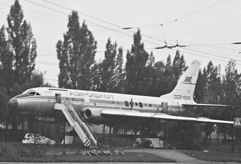 Вид самолета в конце 80-х - начале 90-х годов ХХ века Старый трап заменен на новый.
