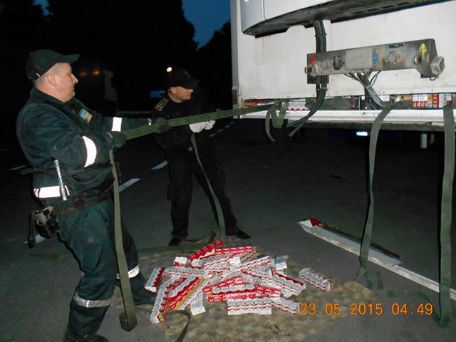У Могилів-Подільському митники виявили понад 20 тис. пачок контрабандних цигарок