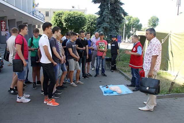В центрі міста вінничан навчають як діяти в надзвичайних ситуаціях