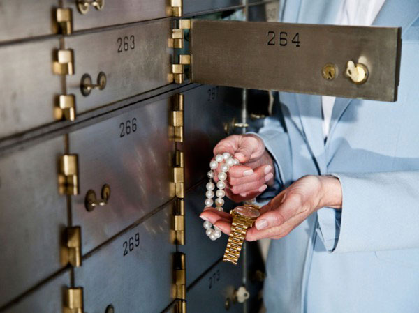 Вінничанам радять на час відпустки скористатись банківськими сейфами