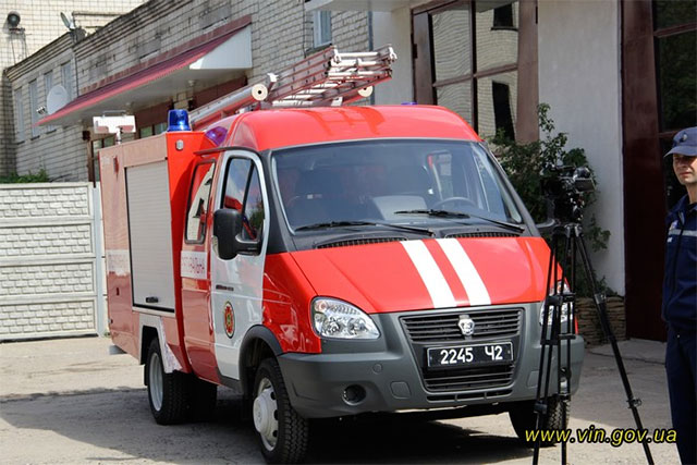 Ладижинським рятувальникам подарували новий пожежний автомобіль