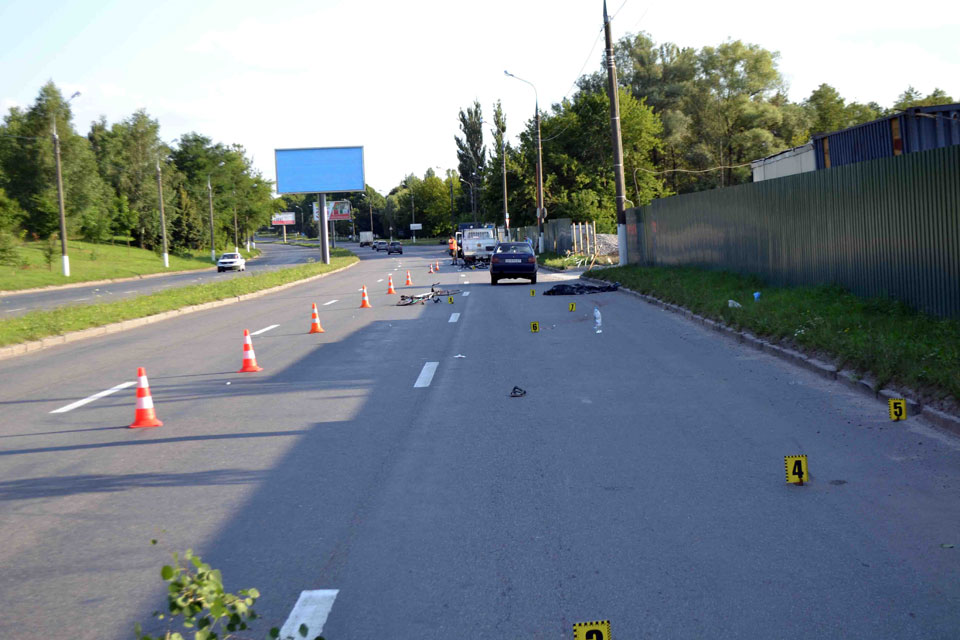 Вінничанка на Київській збила двох велосипедистів. Один загинув
