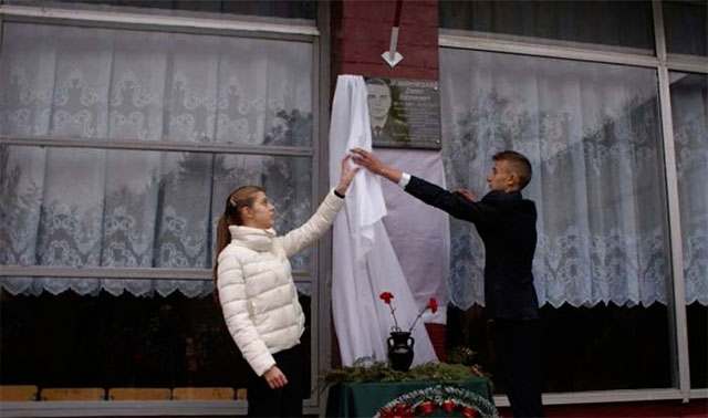 На фасаді 21-ї школи відкрили меморіальну дошку Денису Жембровському, який загинув на Сході