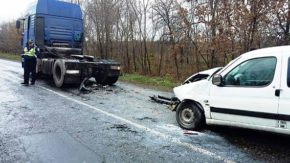 На Вінниччині жінка-водій разом з 6-річним сином потрапила до лікарні, в'їхавши у вантажівку