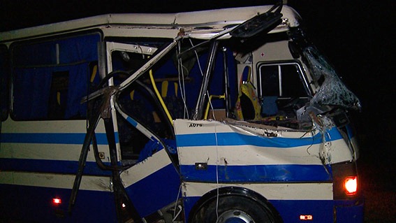 В Козятинському районі внаслідок зіткнення рейсового автобусу із трактором двоє людей загинуло, семеро в лікарні