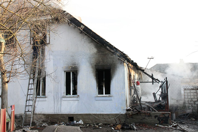 В Гнівані із палаючого будинку врятували матір та однорічну дитину