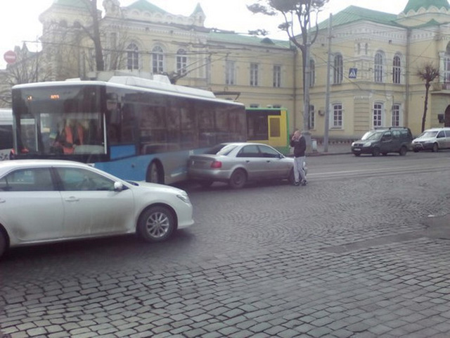 На Соборній "не розминулися" тролейбус із легковиком. Обійшлось без постраждалих