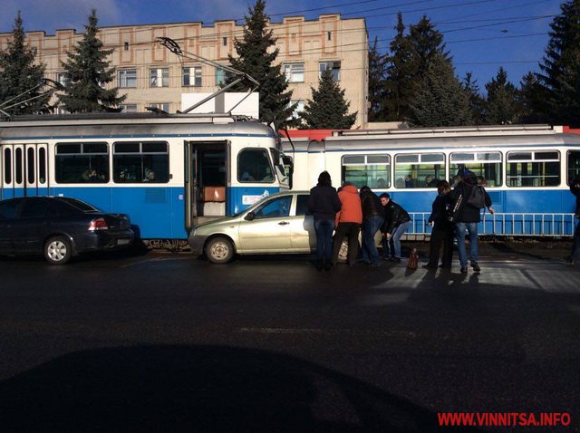 Поблизу "Пироговки" пасажири трамваю перенесли припарковане на колії авто