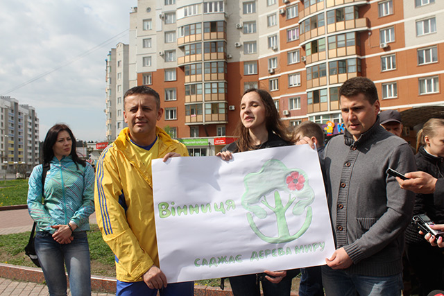 Вінничани долучились до всеукраїнської екологічної акції  «Посади Дерево миру»