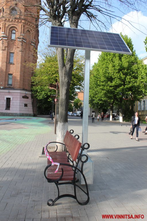 В центрі міста на Європейській площі вінничани можуть заряджати мобільні або інші гаджети від... сонця