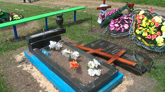 У Гайсині п'яний дебошир вночі вчинив погром на кладовищі - понівечив майже 40 могил