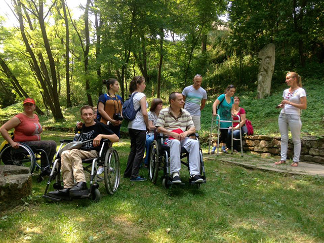 "Шалені мандрівники" крім цікавих екскурсій перевіряють АЗС області на доступність для людей з інвалідністю 