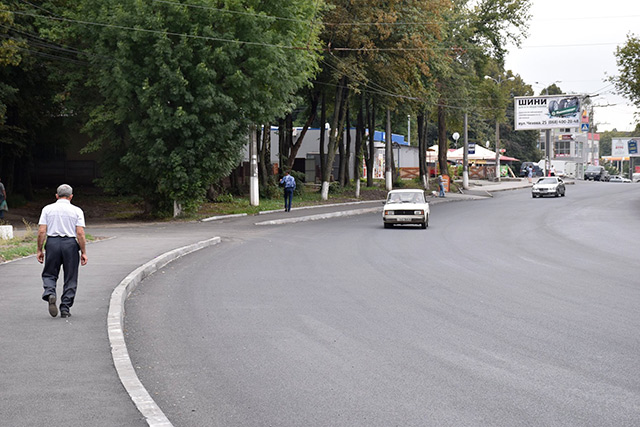 Поблизу 25-ї школи на проспекті Юності та по вулиці Князів Коріатовичів триває ремонт тротуару