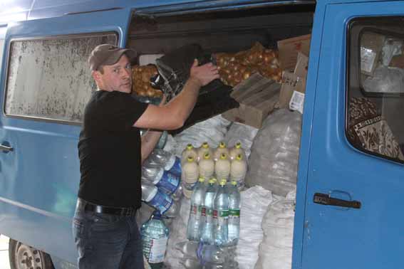 Громада Томашпільського району відправила для бійціа АТО мікроавтобус вщент заповнений їжею та засобами гігієни
