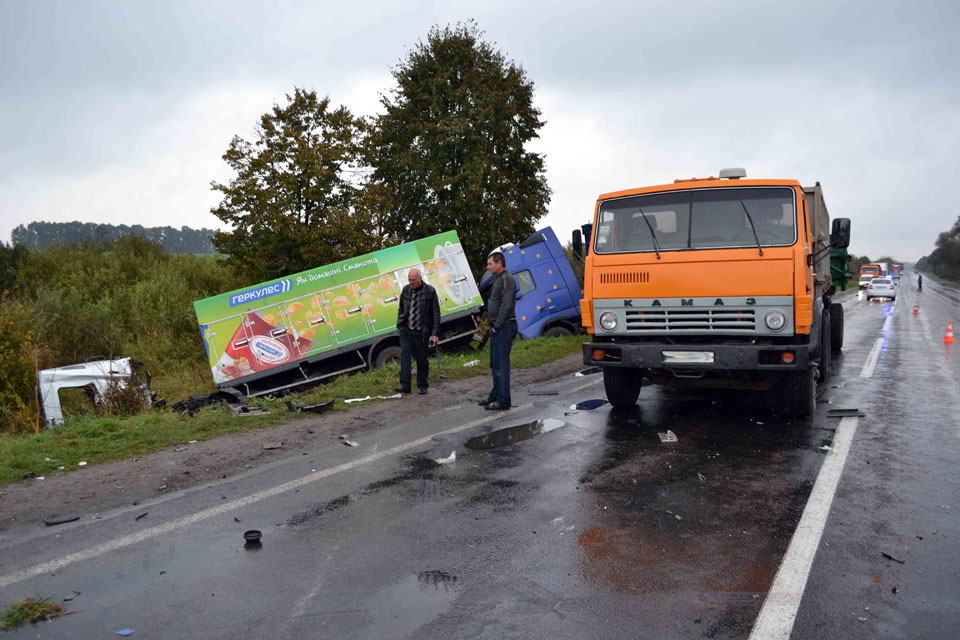 Cтрашне ДТП на об’їзній дорозі Вінниці: «Volkswagen Golf» зіткнувся з вантажівкою «Mercedes»