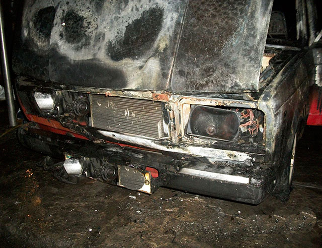 В Хмільнику згоріла автівка. Причину пожежі встановлюють