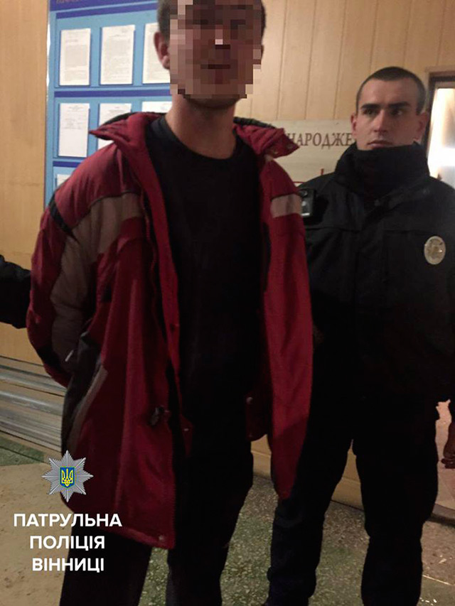 У Вінниці до "турботливого" сусіда, який п'яний вночі намагався "роздати платіжки", викликали поліцію