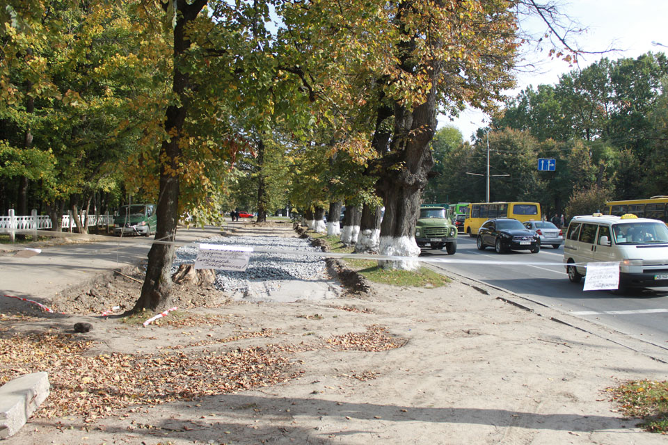 До кінця місяця по Хмельницькому шосе з’явиться нова паркова на 44 місця