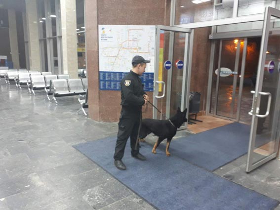 У Вінниці шукали вибухівку в аеропорту та торговому центрі