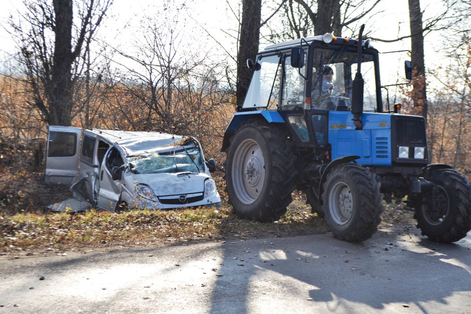На Вінниччині перекинувся мікроавтобус "Opel": дві людини у лікарні