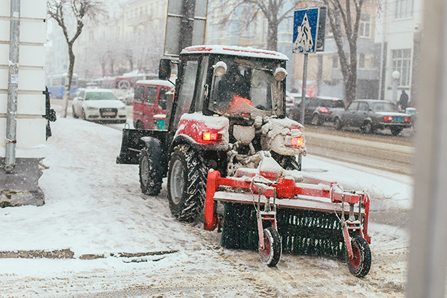 Працівники комунальних служб очищають місто від снігу з четвертої години ранку 