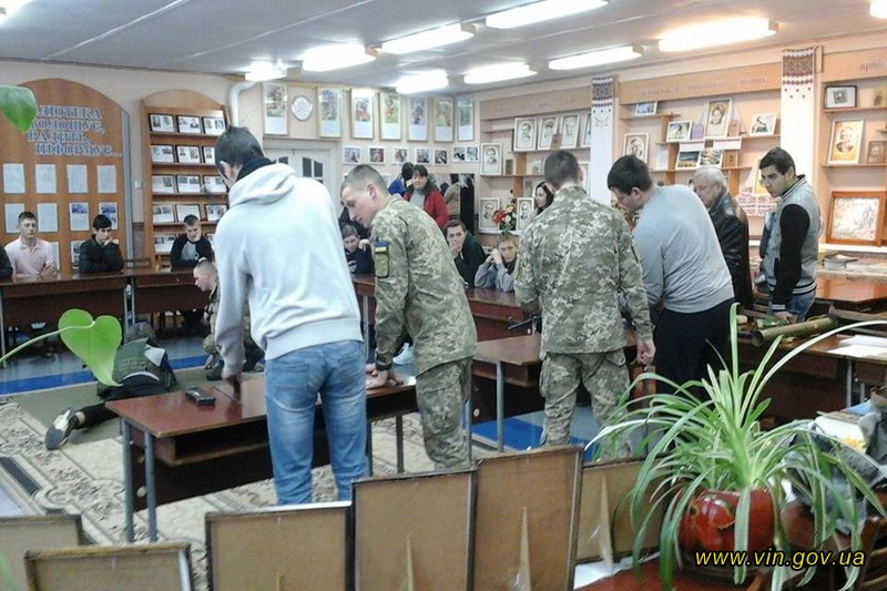 У Вінницькому профтехучилищі представники військової служби правопорядку провели  "урок мужності" 
