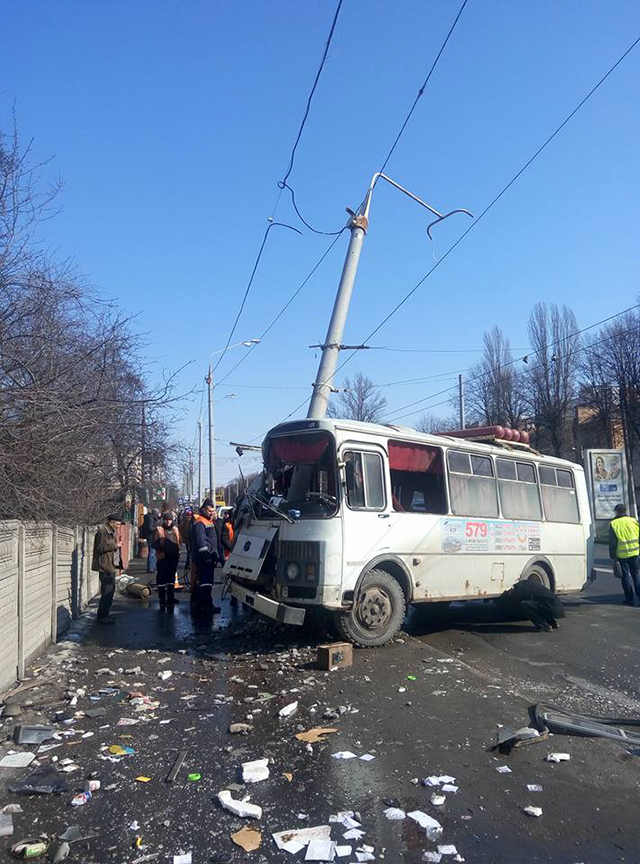 У Вінниці пасажирський автобус після зіткнення з легковиком врізався в стовп