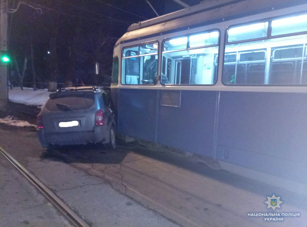 У Вінниці Hyundai врізався в трамвай. В салоні авто знайшли наркотики та зброю