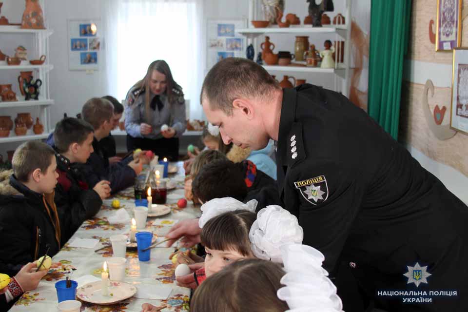 Вінницькі поліцейські організували вихованцям Прибузької школи-інтернату майстер-клас із писанкарства