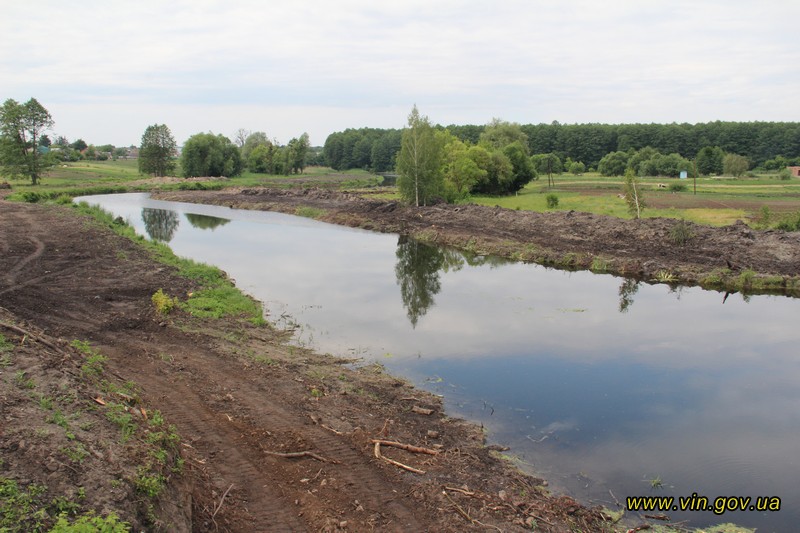 В Стрижавці триває розчистка русла річки Десенка