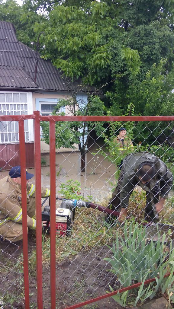 На Вінниччині рятувальники відкачували воду з підтоплених через сильну зливу будинків